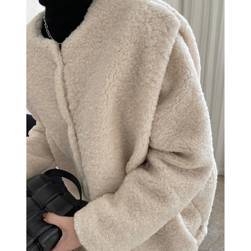 Women's Fashionable Silhouette Wide-shoulder Lamb Wool Coat