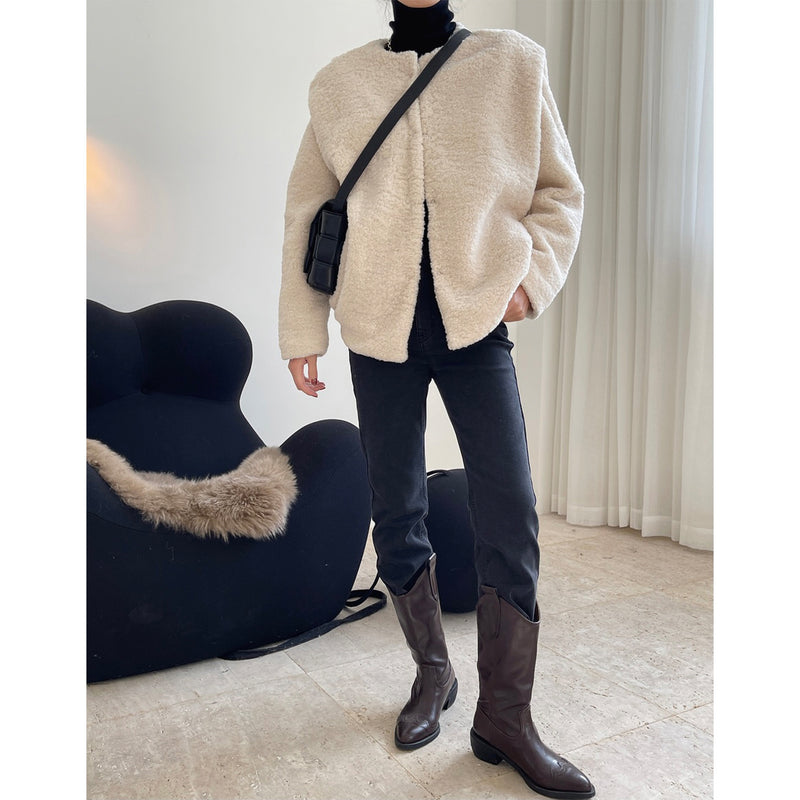 Women's Fashionable Silhouette Wide-shoulder Lamb Wool Coat