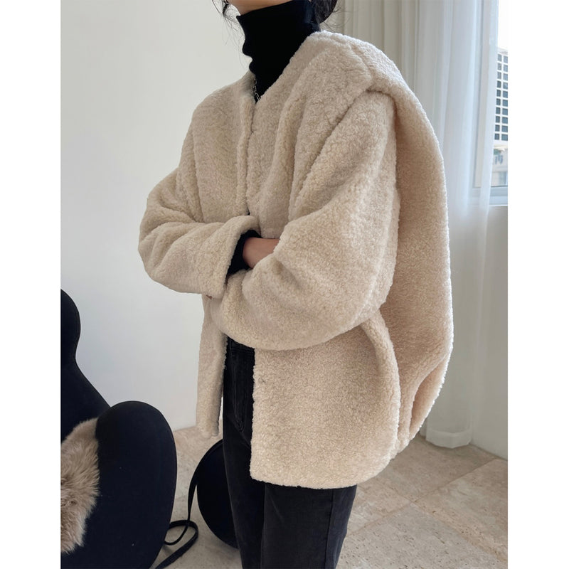 Women's Fashionable Silhouette Wide-shoulder Lamb Wool Coat